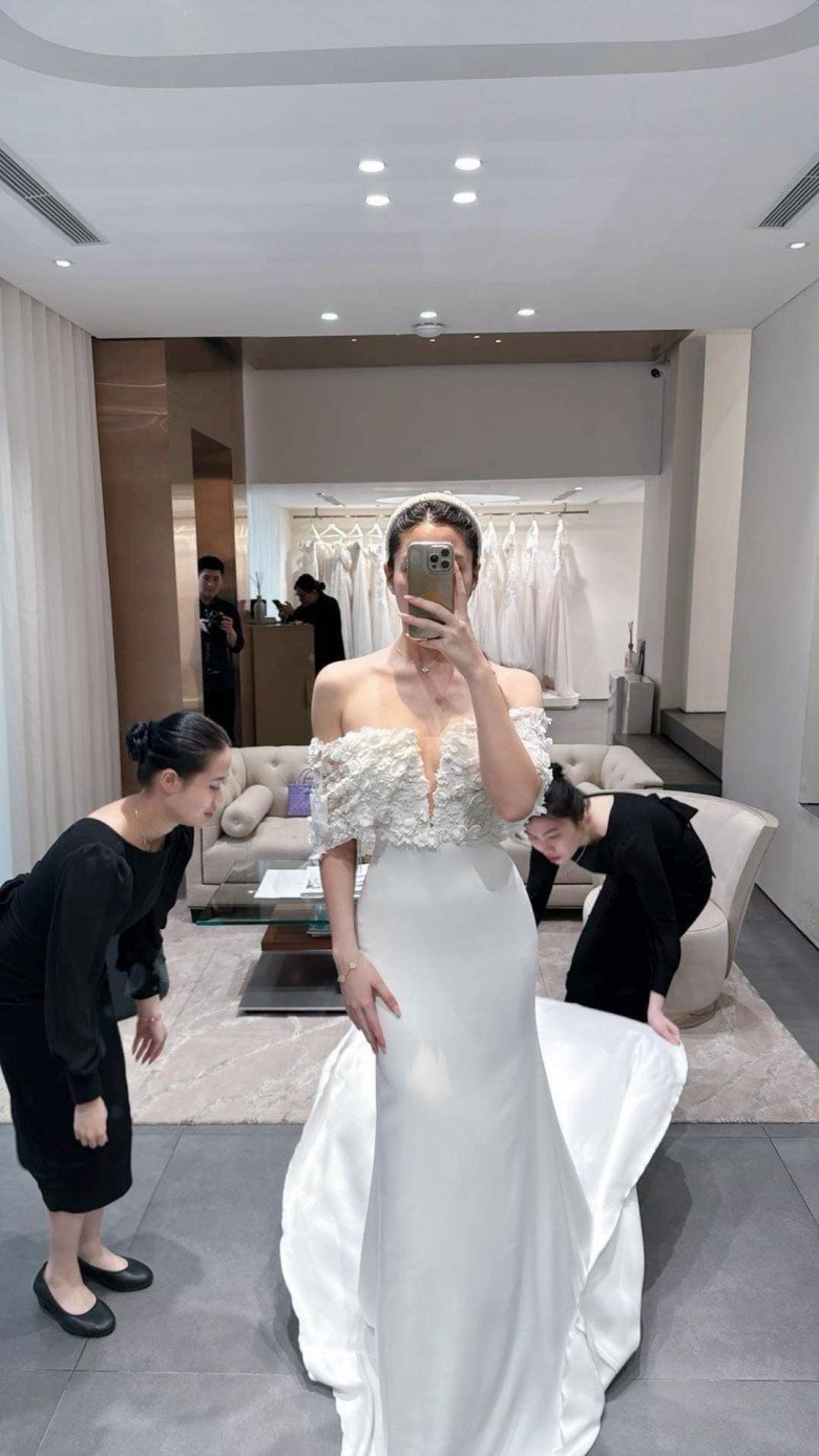 Hoa hậu Lương Thùy Linh khiến nhiều người bất ngờ khi đăng ảnh thử váy cưới. Cô chú thích: I said yes (tạm dịch: Em đã nói đồng ý). Dưới bài viết, khán giả bày tỏ sự hoang mang vì không biết nàng hậu sắp kết hôn hay đây chỉ là trò đùa.