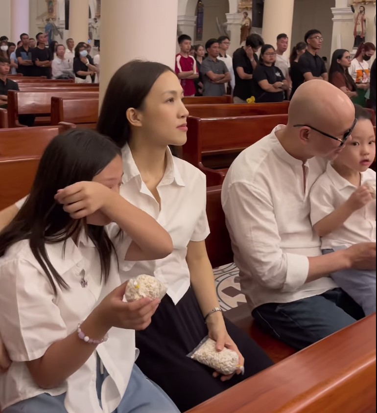 Con gái lớn của Phan Đinh Tùng xúc động khi dự lễ Phục sinh cùng gia đình.