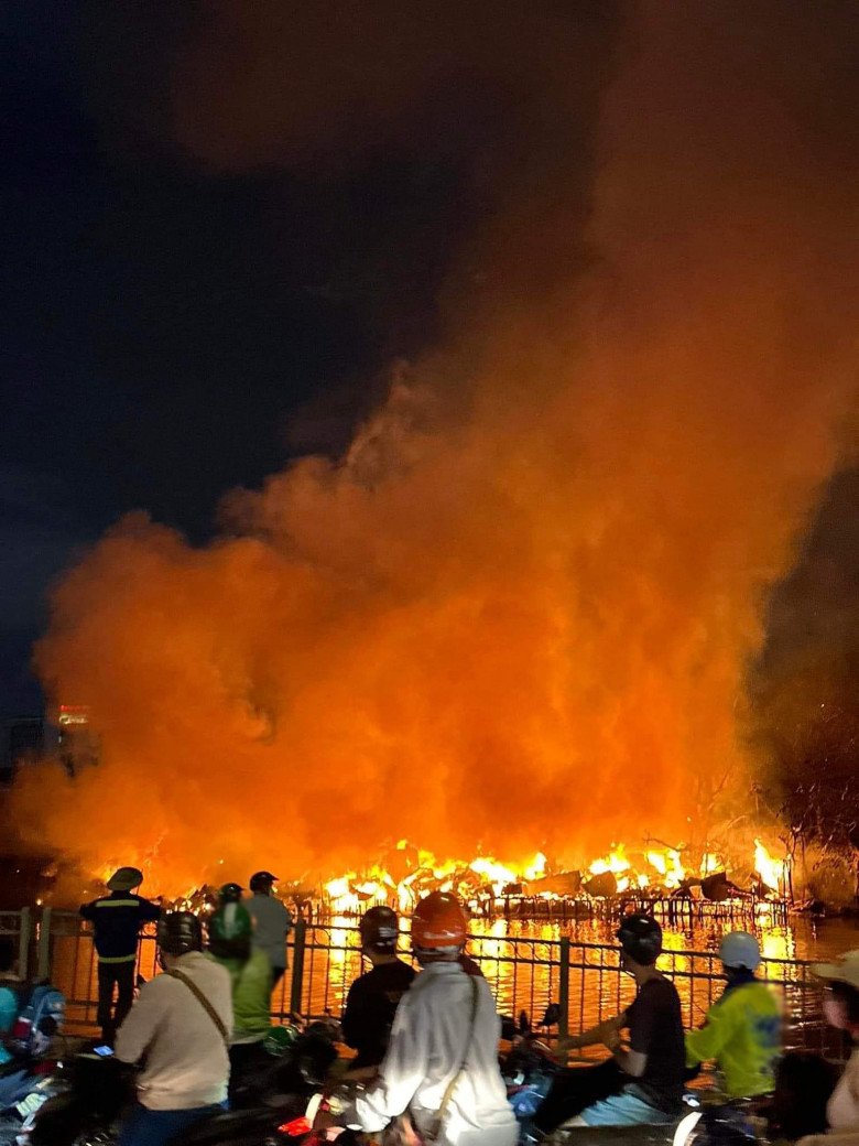 Đám cháy lan nhanh, khói lửa nghi ngút.