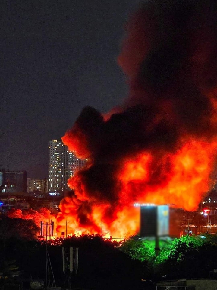 Cháy lớn ở Quận 8 TP.HCM: Sao Việt bàng hoàng vì quá thảm khốc, cầu mong không có thương vong - 1