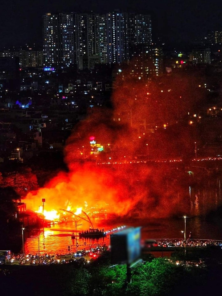 Hình ảnh đám cháy được người dân chụp lại từ chung cư ở gần khu vực.