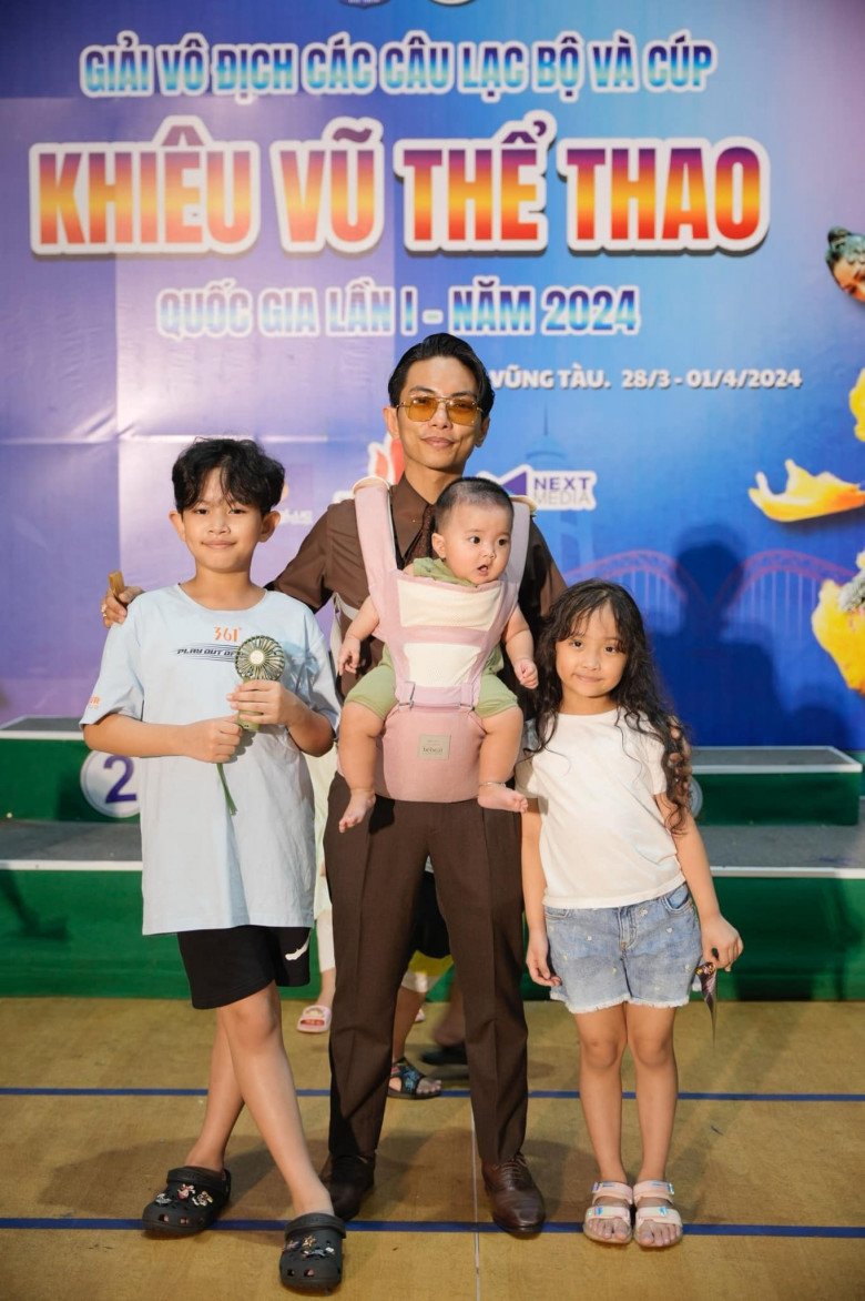 Phan Hiển được khen vì chăm 3 con vô cùng khéo léo.