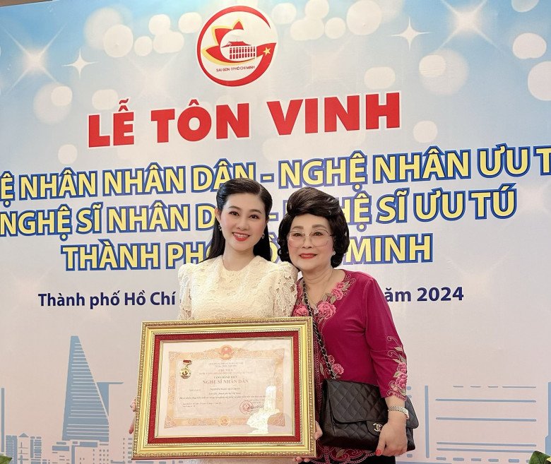 Nữ NSND luôn tươi trẻ và xinh đẹp trong mọi khoảnh khắc, cô chụp ảnh lưu niệm cùng mẹ trong một khoảnh khắc mới đây khi nhận bằng khen.