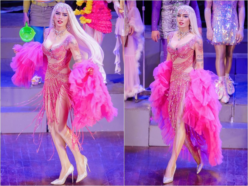 Đặc biệt, loạt hình trong bộ cánh màu hồng được anh chia sẻ làm cư dân mạng "há hốc" vì vô cùng sexy, đẹp đến siêu thực, được nhận xét trông giống búp bê Barbie.
