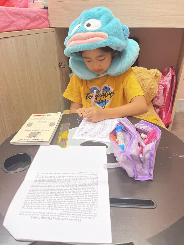 Bé Lavie có thành tích học tập tốt.