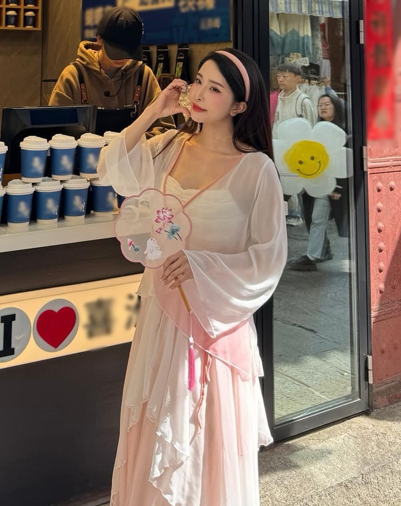 Bạn bè, dân mạng thi nhau gọi Quỳnh Nga là thần tiên tỷ tỷ trước loạt ảnh này.