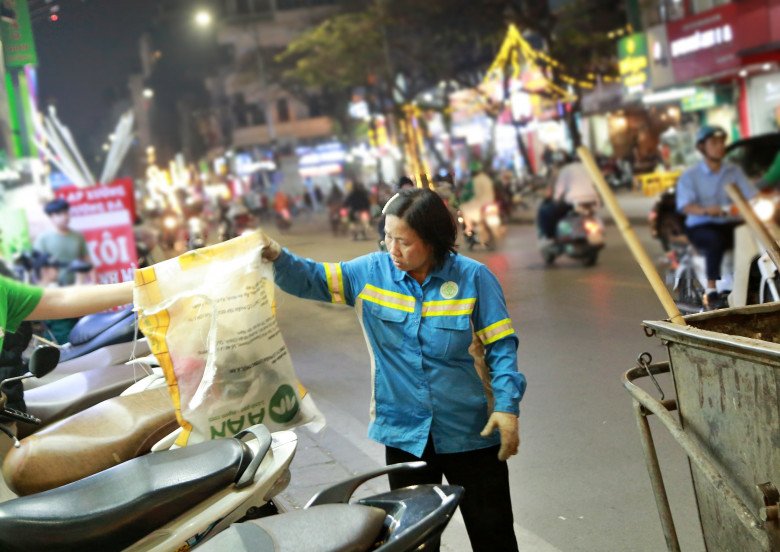 Chị Thân làm lao công quét rác suốt 18 năm nay.