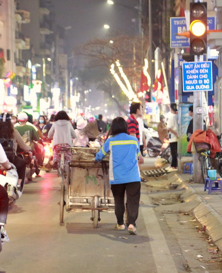 Sau khi chồng qua đời, mọi gánh nặng kinh tế đè lên vai người phụ nữ nhưng chị đã vực dậy tinh thần, đối mặt với tất cả.