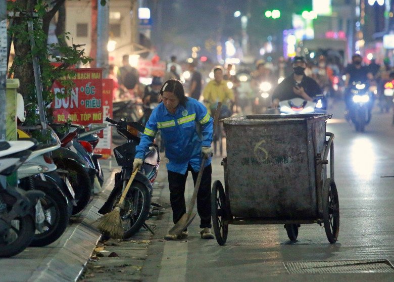 Chị Thân quét rác mưu sinh, một mình nuôi 3 con nhỏ đang tuổi ăn học.