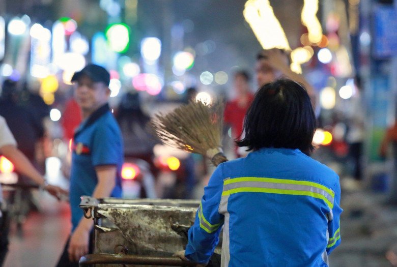 Chuyện cảm động về người mẹ 18 năm đi quét rác ở Hà Nội, không dám nghỉ 1 ngày để nuôi 3 con ăn học - 5