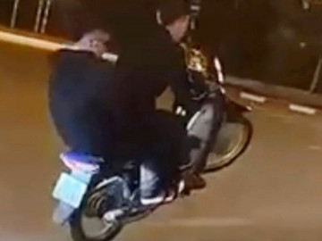 Bốc đầu xe máy quay clip đăng lên mạng, nhóm thanh niên nhận cái kết đắng