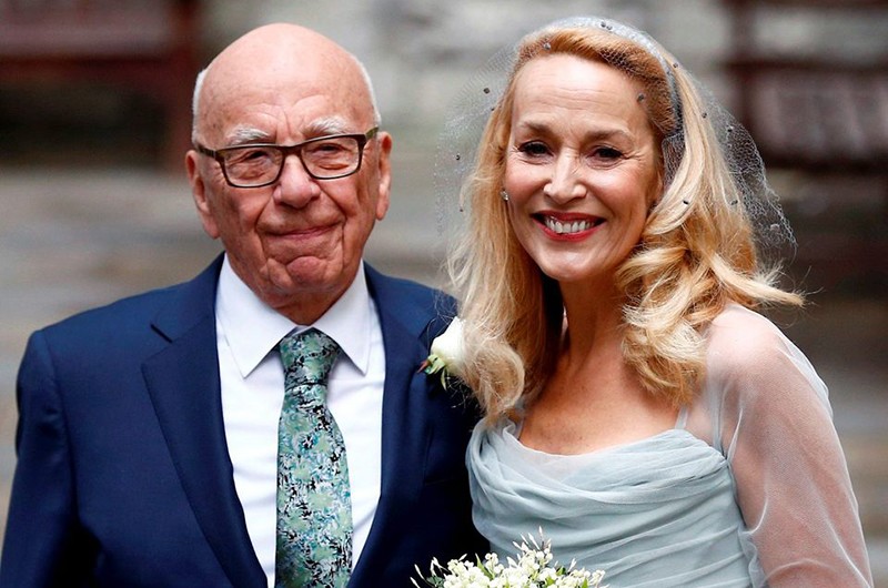 Năm 2016, Murdoch kết hôn với người vợ thứ tư, Jerry Hall - người mẫu và vợ cũ của Mick Jagger, thủ lĩnh nhóm nhạc Rolling Stones - sau khi được người thân giới thiệu. Sau 6 năm bên nhau, họ ly hôn vào tháng 8/2022. Hall được nhận 2 căn biệt thự sau chia tay.
