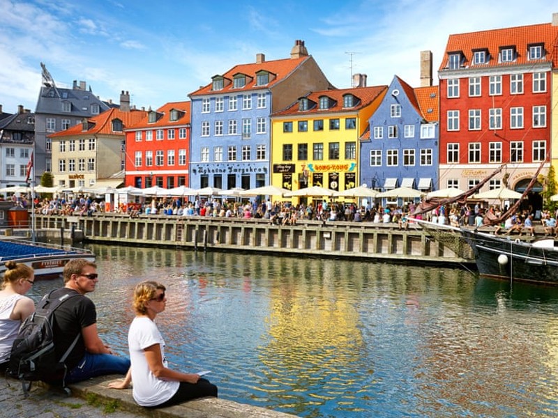 Copenhagen: Copenhagen (Đan Mạch) vốn lâu nay vẫn được biết tới là thủ đô xanh nhất thế giới. Chi phí sinh hoạt ở đây cũng vô cùng đắt đỏ, nằm trong top 10 những thành phố đắt đỏ bậc nhất thế giới .
