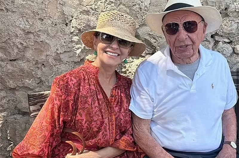 Murdoch hiện đã đính hôn với nhà sinh học phân tử đã nghỉ hưu Elena Zhukova. Cặp đôi được cho là quen nhau thông qua Đặng Văn Địch và bắt đầu hẹn hò ngay sau khi Murdoch kết thúc hôn ước với Ann Lesley Smith. Cả hai dự kiến sẽ đám cưới vào tháng 6/2024.
