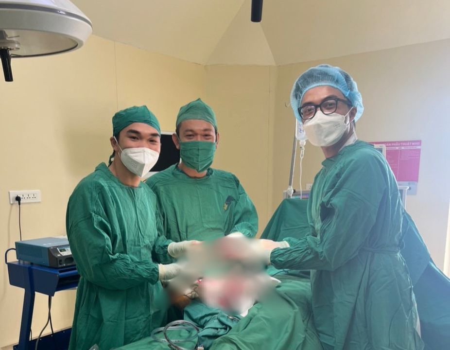 Các bác sĩ phẫu thuật cứu dương vật bị gãy cho ông P.