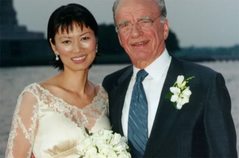 Tháng 6/1999, chỉ 17 ngày sau khi ly hôn với người vợ thứ hai, Murdoch kết hôn với nhà báo Trung Quốc Đặng Văn Địch kém ông 37 tuổi. Cặp đôi ly hôn vào năm 2013 và có hai cô con gái.
