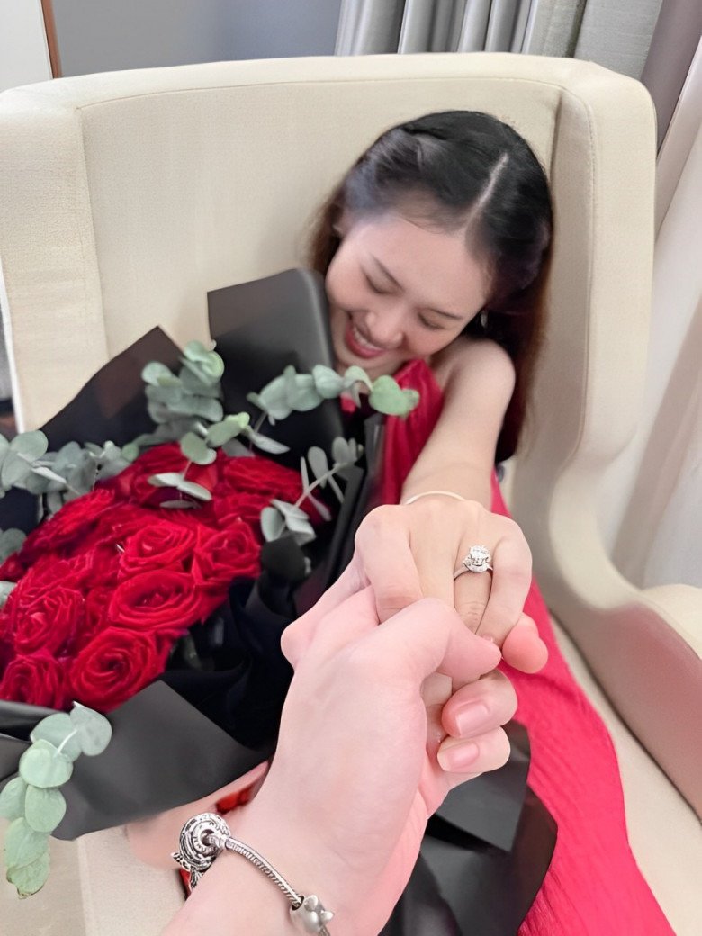 Diễn viên Quỳnh Anh đăng tải bức ảnh được cầu hôn bằng nhẫn kim cương khủng.