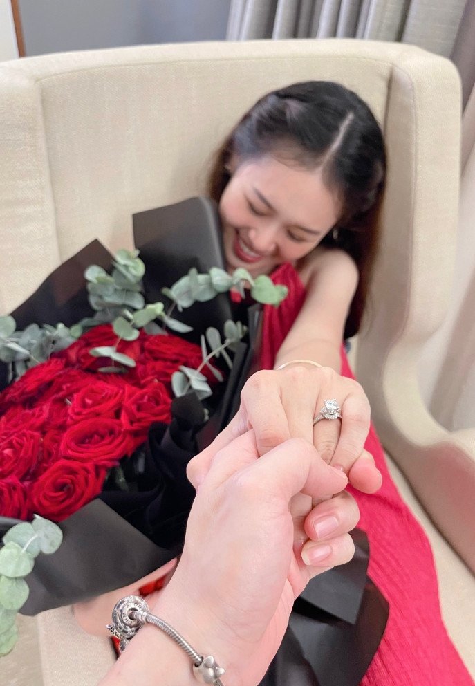 Diễn viên Quỳnh Anh đăng tải bức ảnh được cầu hôn bằng nhẫn kim cương khủng.