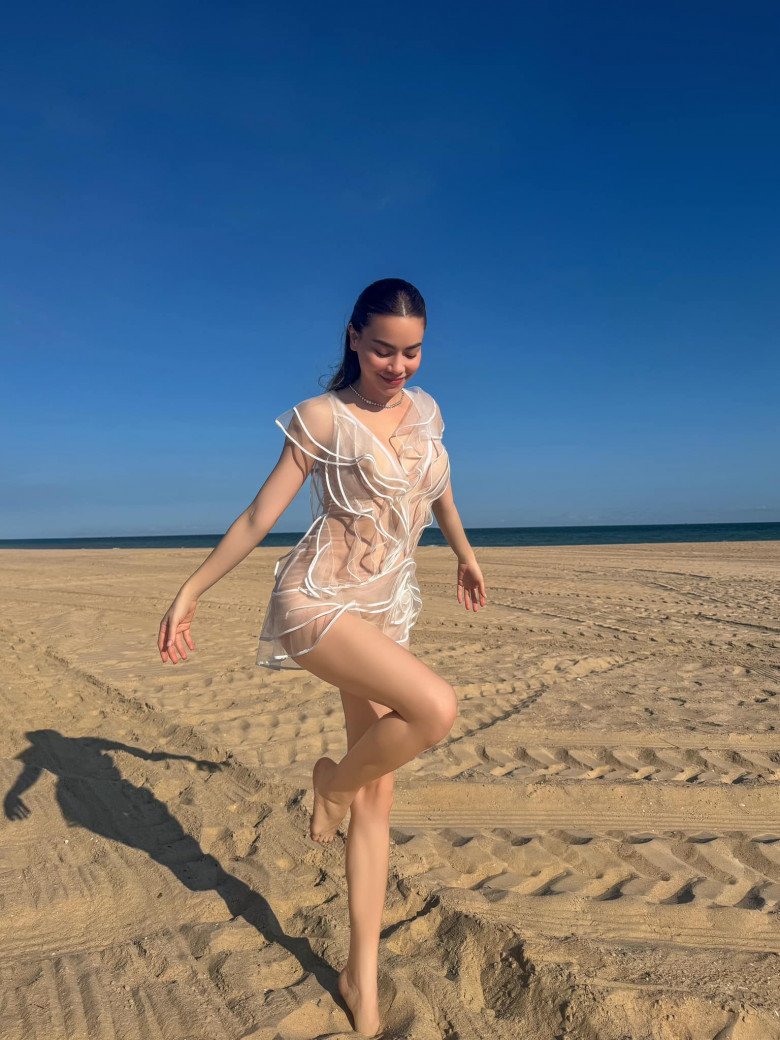 Không phải bikini, Hồ Ngọc Hà mặc kiểu "váy dính người" đi biển, khoe dáng không giống phụ nữ 3 con - 4