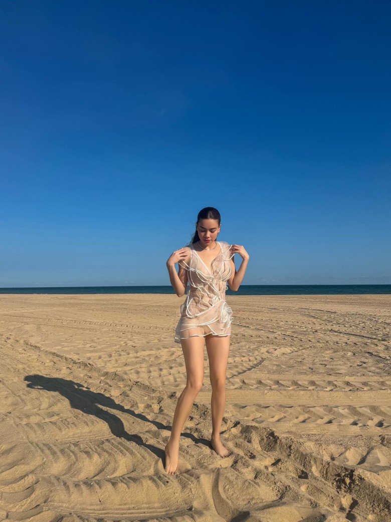 Không phải bikini, Hồ Ngọc Hà mặc kiểu "váy dính người" đi biển, khoe dáng không giống phụ nữ 3 con - 5