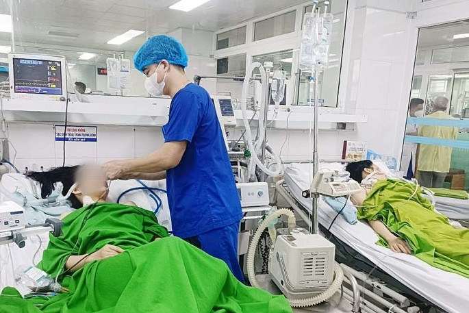 2 nữ bệnh nhân ngộ độc lá ngón đang được điều trị tại bệnh viện. Ảnh: BVCC.