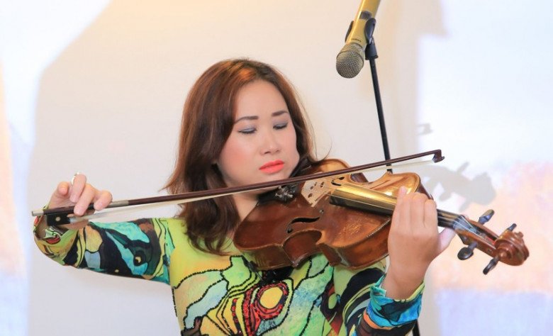 Nghệ sĩ Nguyệt Thu từng cảm thấy như đất trời đổ sụp trước mắt khi biết con mắc tự kỷ.