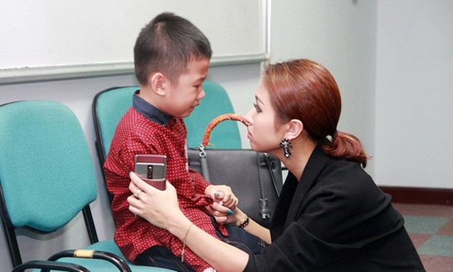 Vân Hugo từng tâm sự: Lắm khi nhìn con, lòng tôi quặn lên nỗi đau của cảm giác bất lực và cùng cực”.