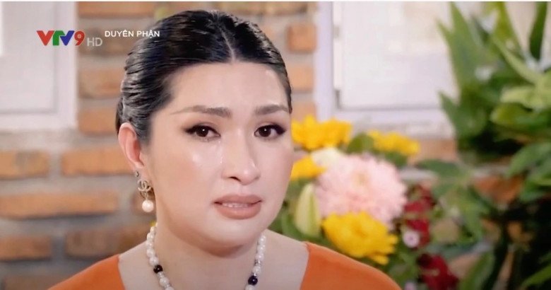 Nguyễn Hồng Nhung từng bị con trai đạp vào người, vào mặt. Cô từng ngủ ngồi suốt 4 năm.