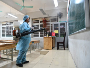 Nhiều học sinh ngứa mặt, đau rát mắt sau khi trường phun thuốc muỗi: Tôi có nên cho con nghỉ học để an toàn?