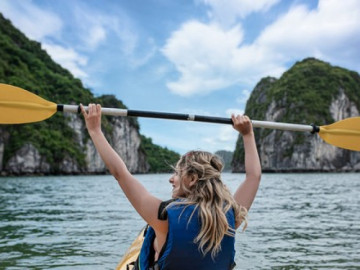 Du khách ngỡ ngàng vì vẻ đẹp của em gái vịnh Hạ Long