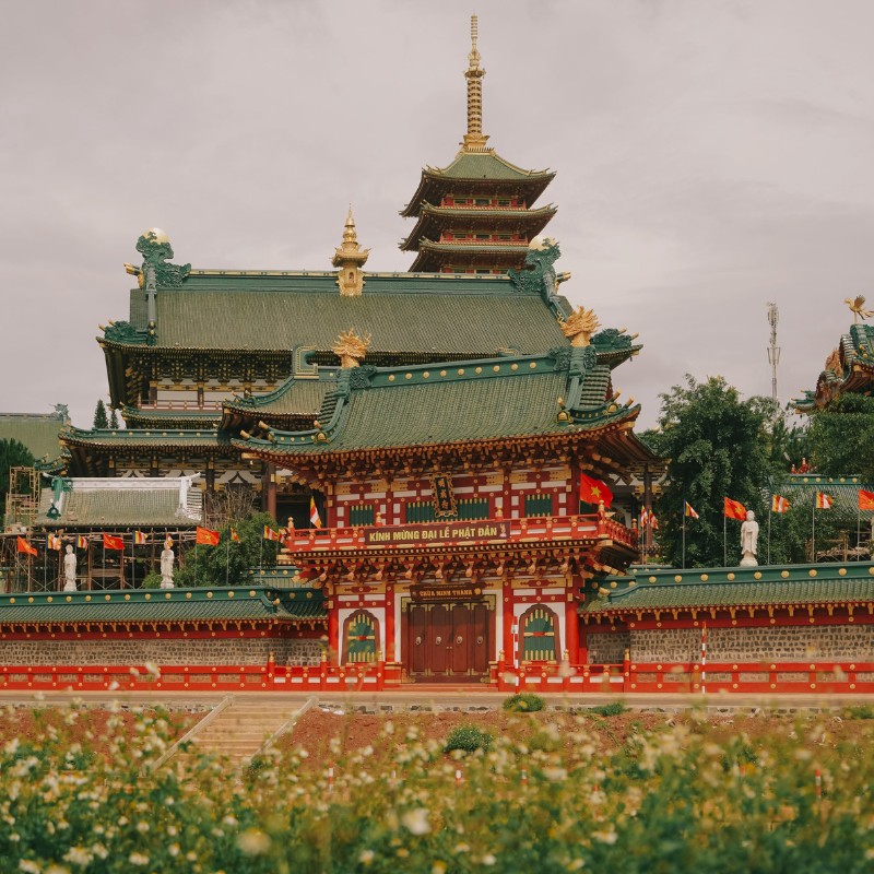 Đứng từ xa nhìn lại cũng đủ thấy sự khác biệt của ngôi chùa. (Ảnh: Nguyen Thanh Luan)
