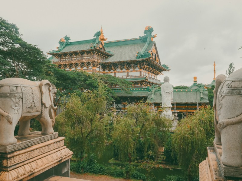 Từng chi tiết, góc cạnh trong ngôi chùa đều có những nét độc đáo rất riêng biệt. Theo lời kể lại của chú thợ hồ trong chùa, bộ cửa chùa được làm bằng gỗ gõ với chiều cao 6 m, bề dày 4 tấc, được xem như là bộ cửa lớn nhất nhì Việt Nam. (Ảnh: Sang Doan Dang)
