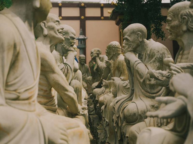 Trước mặt chánh điện là tượng đá 18 vị La Hán. (Ảnh: Nguyen Thanh Luan)
