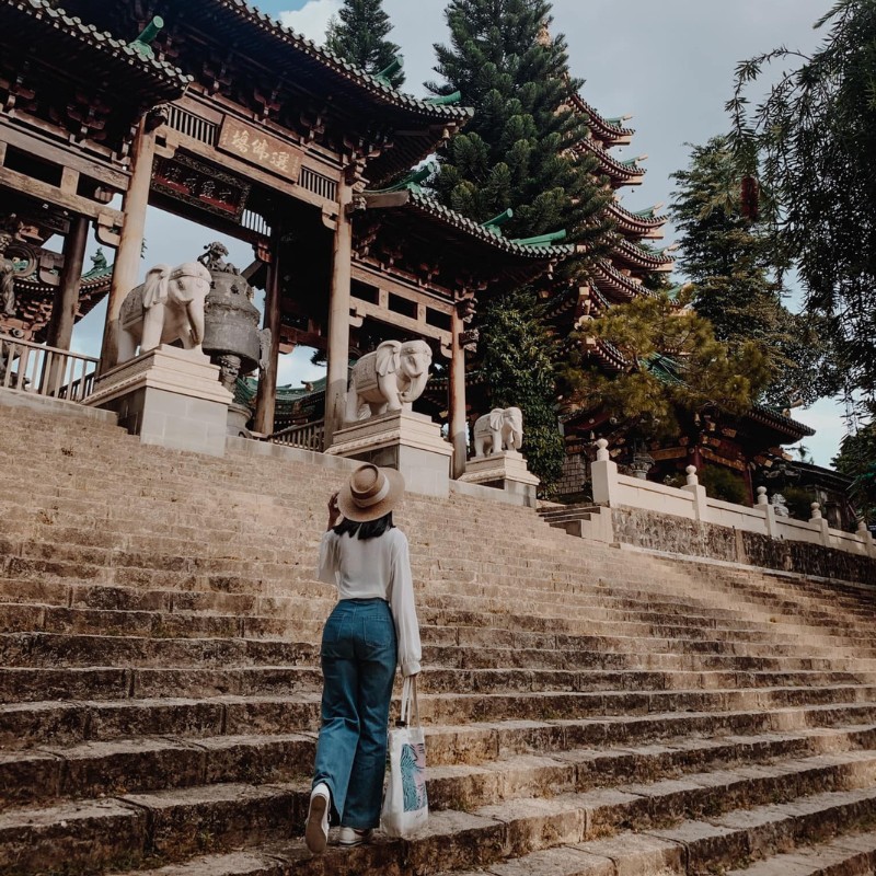 Chùa Minh Thành Gia Lai với kiến trúc phảng phất hơi thở của xứ Phù Tang mang những mái chóp uốn cong điển hình là một địa điểm du lịch không nên bỏ qua nếu bạn đến Gia Lai. (Ảnh: Bùi Thúy Quỳnh)
