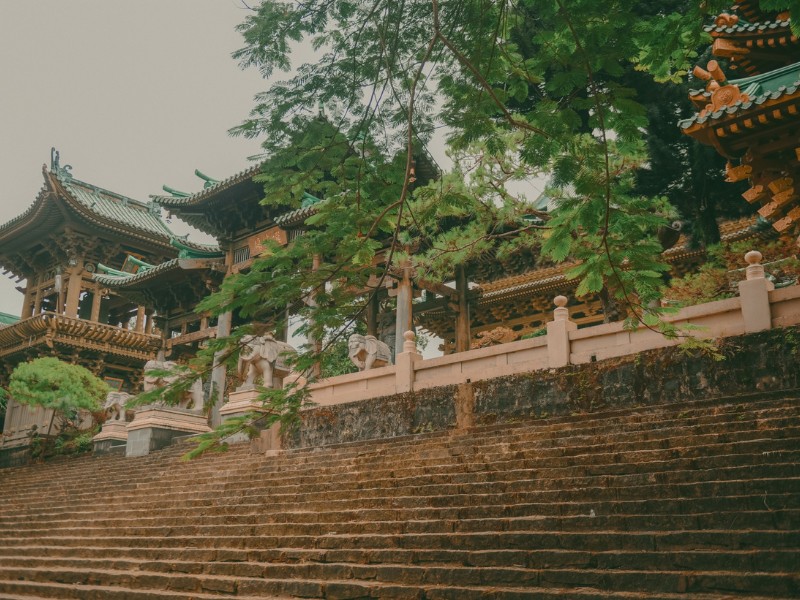 Sân chùa khá rộng và được trang trí bằng những tiểu cảnh, tượng đá, vật liệu gỗ được chạm khắc một cách rất tinh xảo. (Ảnh: Sang Doan Dang)
