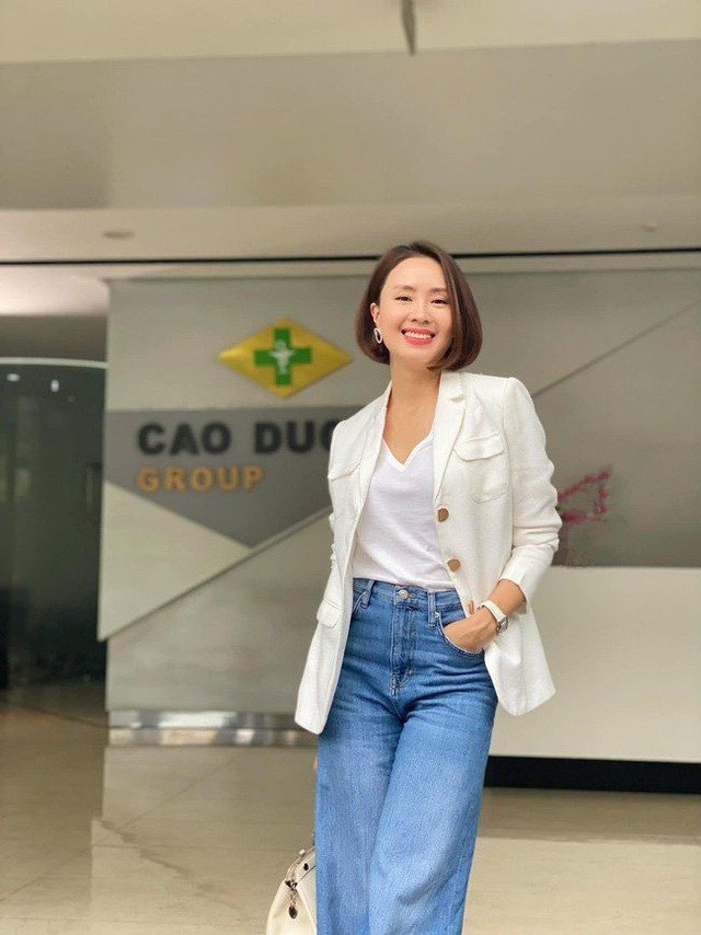 Vẫn là chiếc quần jean ống rộng nhưng lần này Hồng Diễm lại phối cùng áo thun và blazer vải thô. Đây là kiểu phối cực trendy khi mang đến một diện mạo nhẹ nhàng nhưng phóng khoáng và năng động.