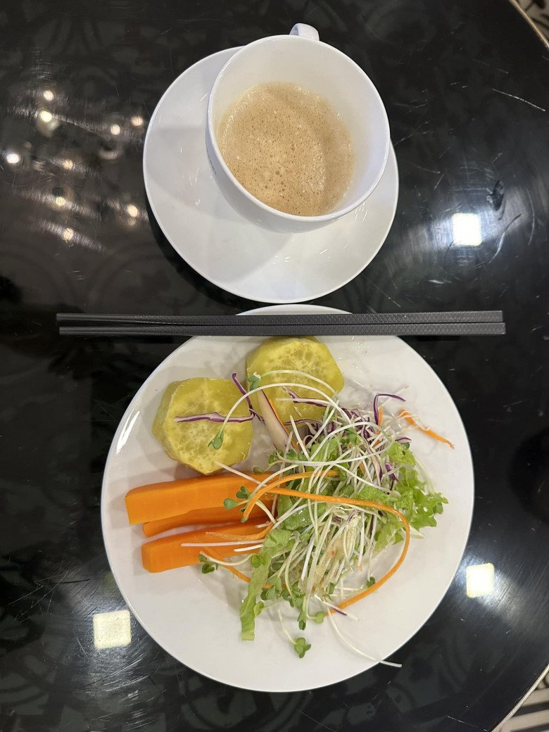 Bữa chay vừa được Trương Thị May chia sẻ trưa nay 5/4 với khoai lang, cà rốt, rau  mầm. Cô cũng bổ sung nước uống dinh dưỡng. Thường, Á hậu hay uống bột gạo lứt tự rang xay, mỗi lần uống cho vài muỗng cà phê bột gạo.
