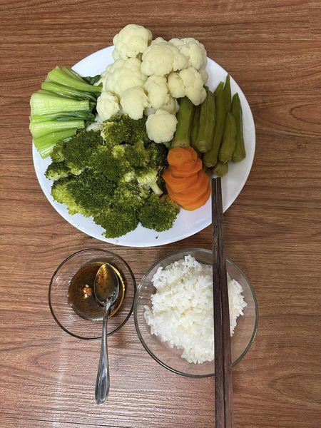 Mỹ nhân ăn chay đẹp nhất Việt Nam khoe những bữa cơm đạm bạc, cảnh bón cơm cho ngoại gây xúc động - 6