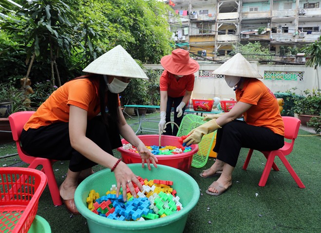 Việc vệ sinh dụng cụ, nhất là đồ chơi là rất quan trọng để phòng tay chân miệng trong trường học. Ảnh minh họa. 