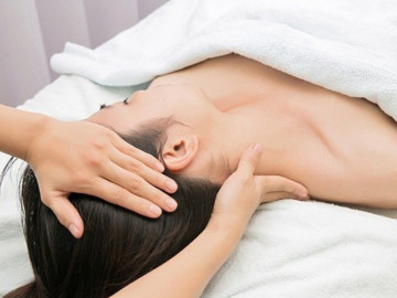 Người phụ nữ 35 tuổi đột quỵ khi mát-xa cổ vai gáy, bác sĩ cảnh báo động tác cực nguy hiểm nhưng ai cũng thích làm