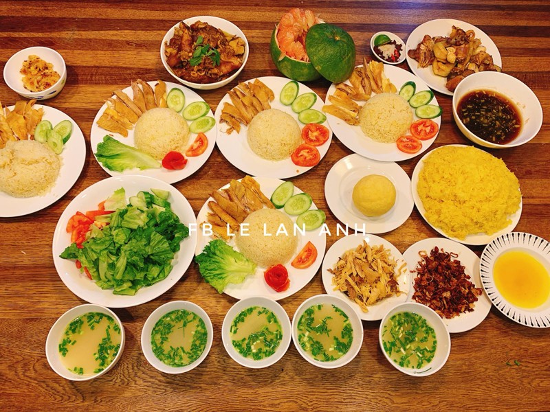 Bữa ăn này chị Lan Anh thay đổi thực đơn, làm cơm gà Hải Nam và xôi xéo cho cả nhà.
