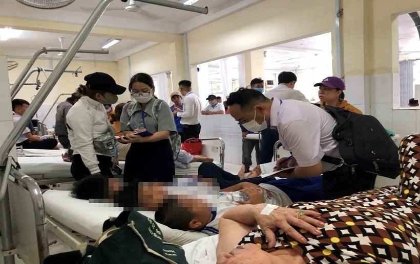 Các đơn vị chức năng thu thập thông tin, điều tra nguyên nhân khiến nhiều học sinh ở Nha Trang nhập viện. Ảnh: Lao động