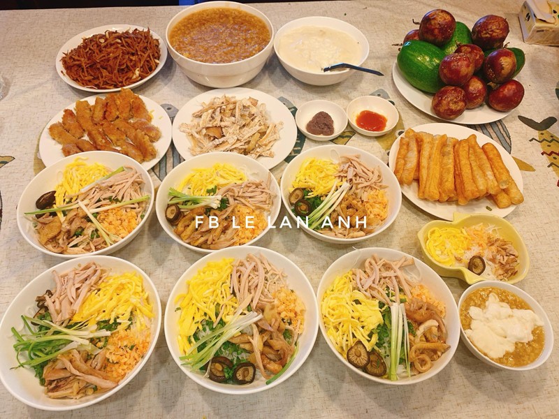 Bún thang và chè bưởi tự nấu.
