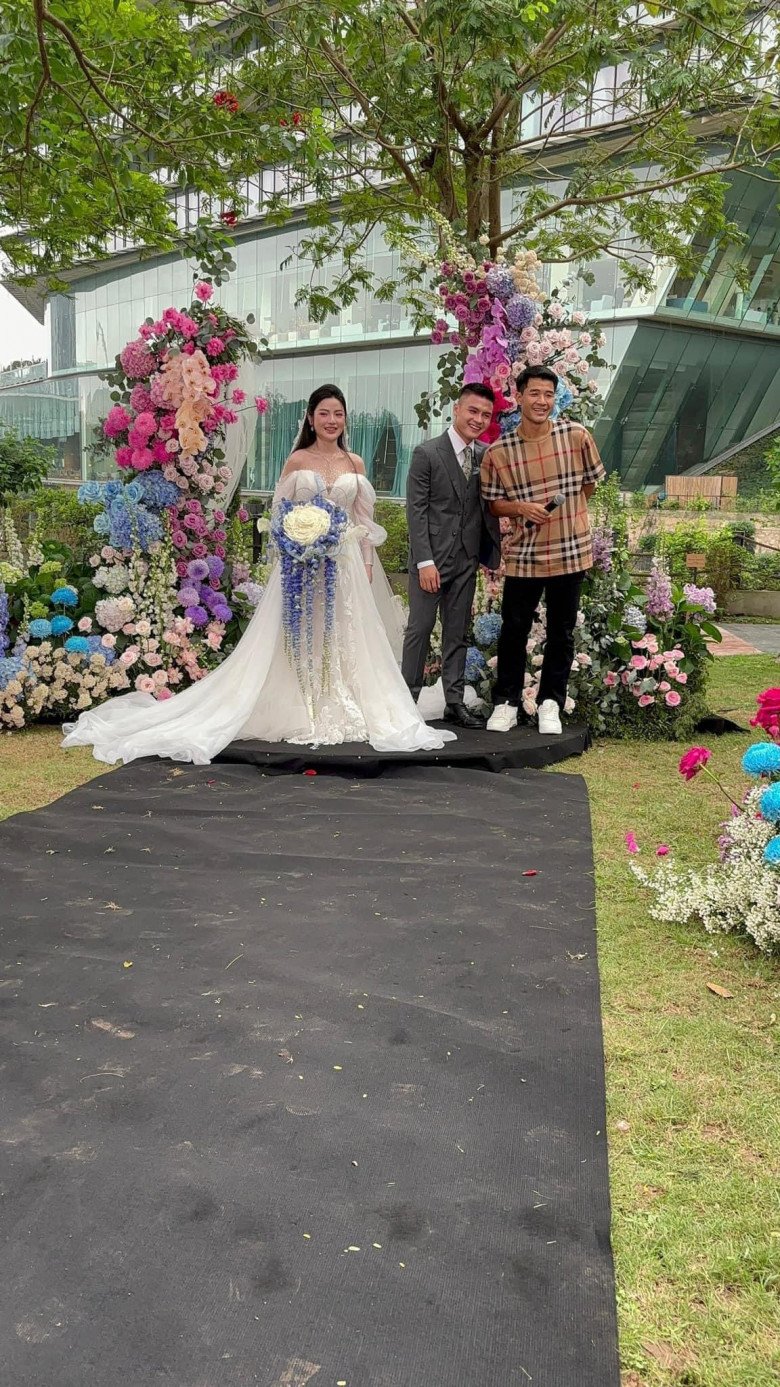 Đám cưới Quang Hải: Bà xã mặc váy cưới che bụng bầu, khách mời không được diện 4 màu trang phục này - 3
