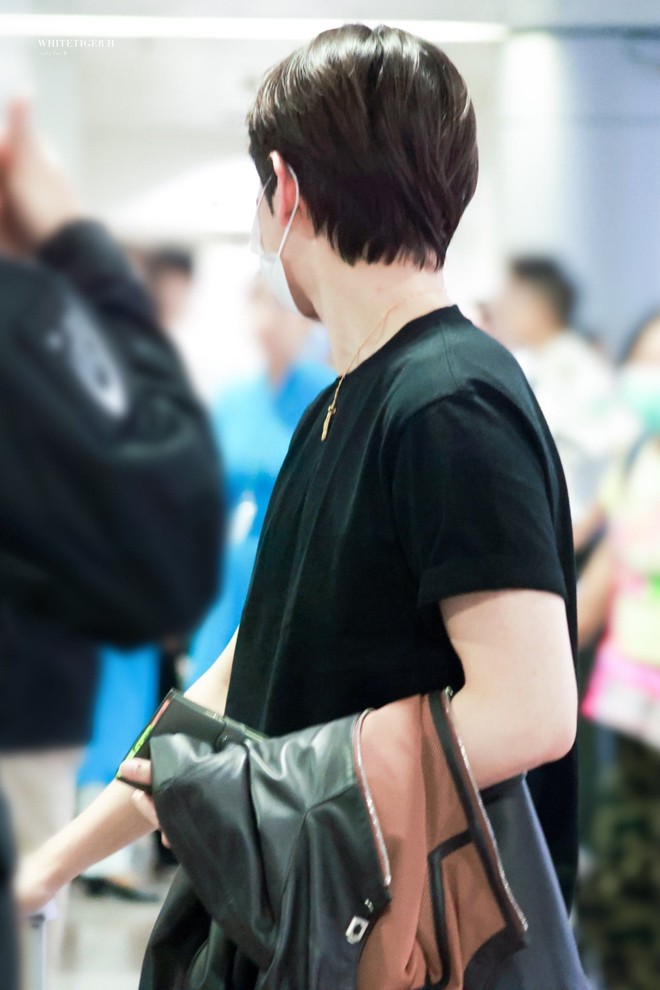 Baekhyun trước đó khi ở Hàn Quốc và cởi bỏ áo khoác vì thời tiết nóng bức khi tới TP.HCM.