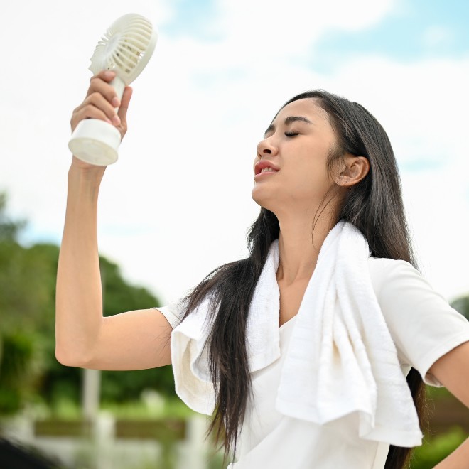 Chị em có thể mang theo quạt mini bên mình, làm mát cơ thể ở bất cứ đâu.