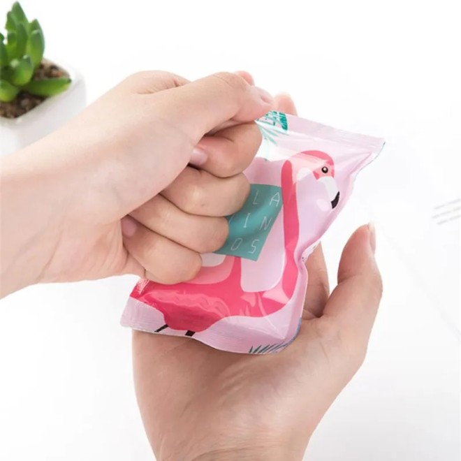 Cách thức sử dụng đơn giản và kích thước nhỏ gọn của túi làm mát giúp chị em làm dịu các vùng trên cơ thể nhanh chóng. Ảnh: Internet.