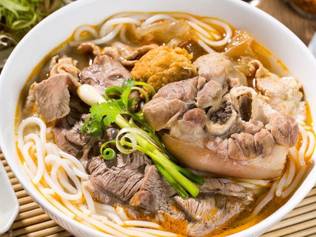 Chỉ với 30.000 đồng, bạn đã có thể thưởng thức một tô bún bò Huế đầy đặn và thơm ngon. Nước dùng được ninh từ xương bò hầm nhiều giờ nên rất ngọt và đậm đà. Món ăn có đầy đủ các topping như giò heo, chả cua, thịt bò, huyết... Mỗi bát bún bò còn được thêm 2 miếng giò, nhìn rất hấp dẫn.