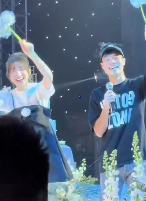 Hòa Minzy cùng Văn Toàn thành amp;#34;cặp đôi chuyên hát đám cướiamp;#34;, gây amp;#34;sốtamp;#34; ở tiệc cưới Quang Hải - 3