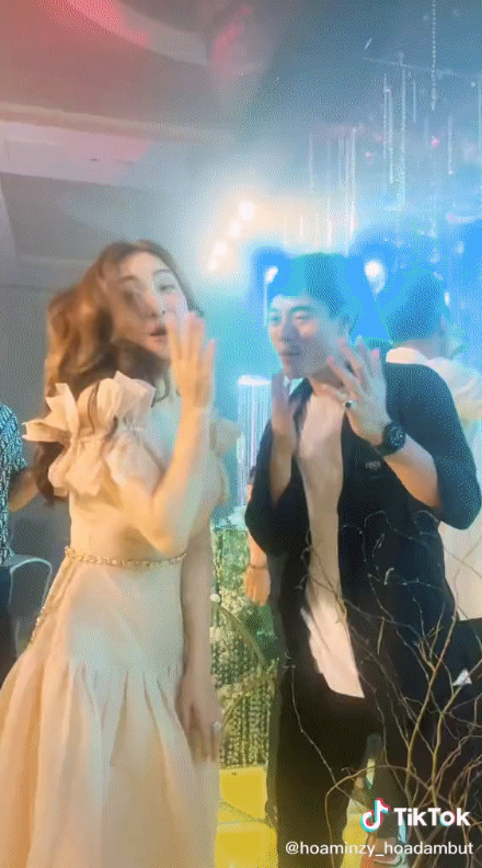 Hòa Minzy cùng Văn Toàn thành amp;#34;cặp đôi chuyên hát đám cướiamp;#34;, gây amp;#34;sốtamp;#34; ở tiệc cưới Quang Hải - 5
